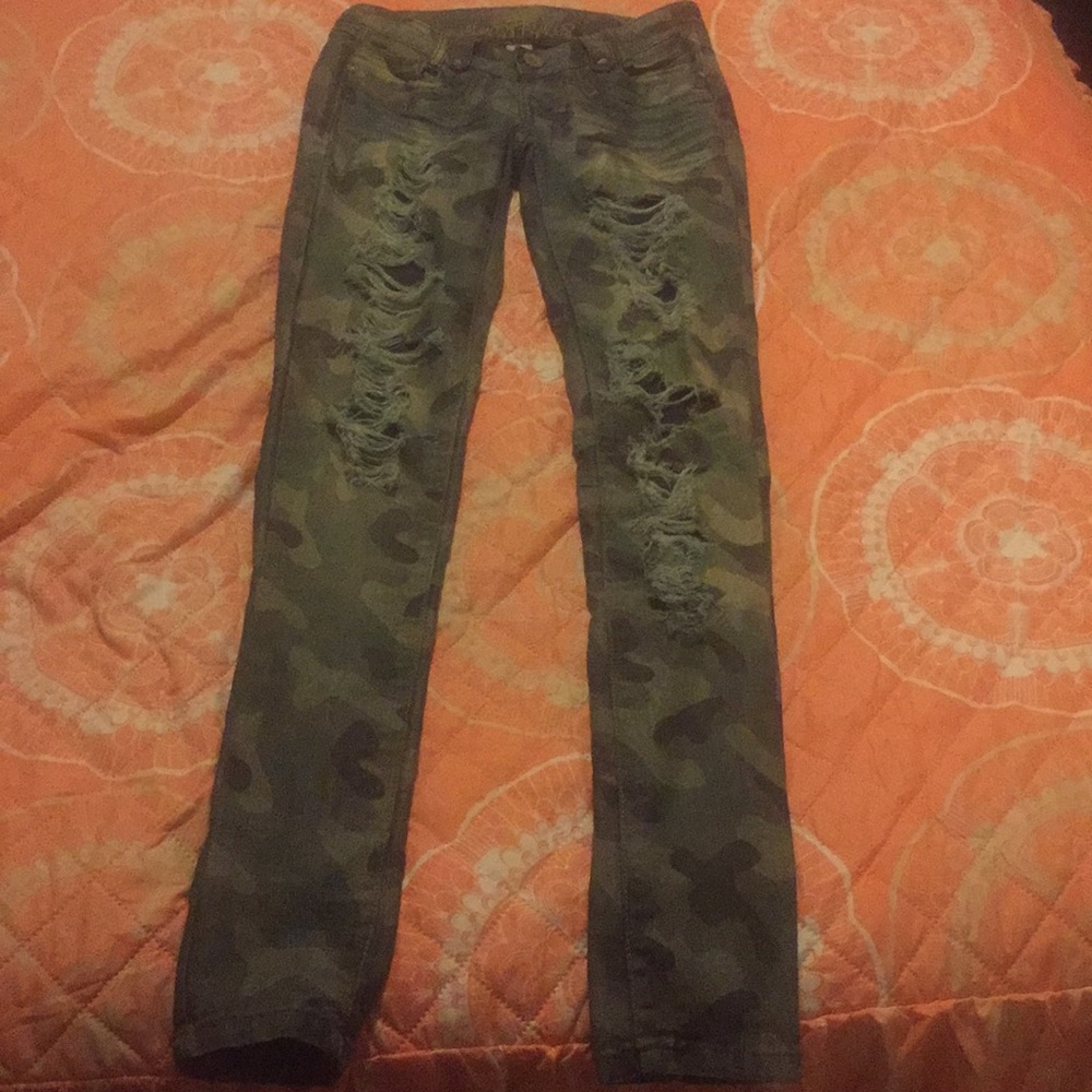 Almost Famous Ripped Skinny jeans (size 1)